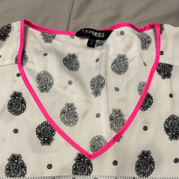 Express v-neck blouse with pretty pink trim, blouse is white with black design. - Picture 7 of 9